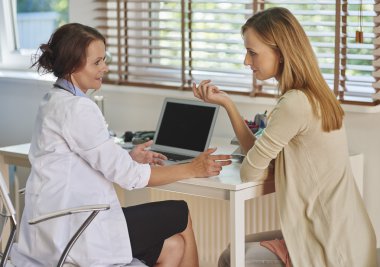 Doktor hastayla konuşuyor.