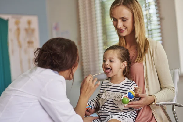 Routine examination of little girl's throat — Stock Photo, Image