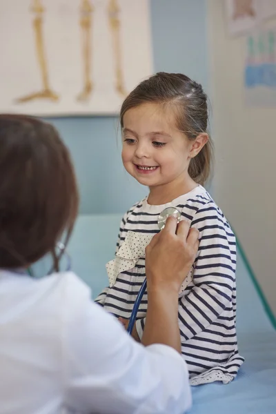 Médico con niña en la oficina — Foto de Stock