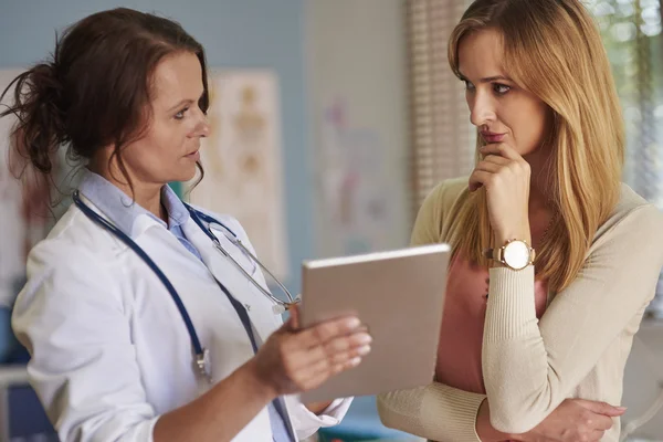 Médico mostrando resultados de exames médicos — Fotografia de Stock