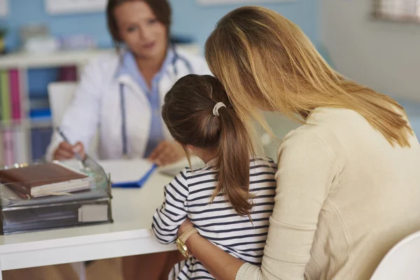 Mãe e filha visitam um médico — Fotografia de Stock