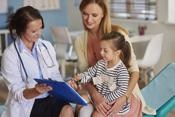 Anne ve kızı bir doktor ziyaret — Stok fotoğraf