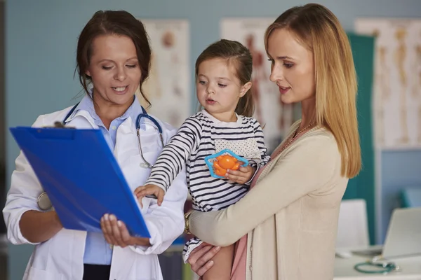 Anne ve kızı bir doktor ziyaret — Stok fotoğraf