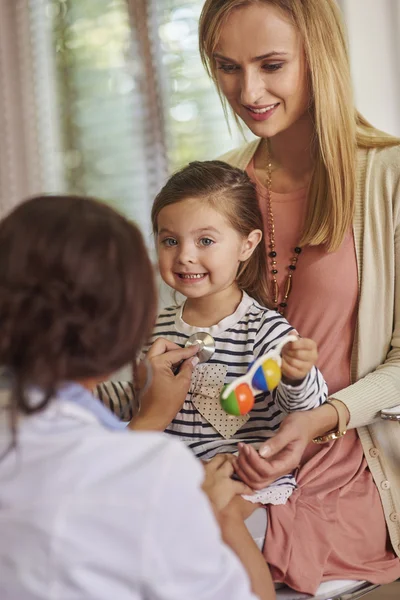 Madre e hija visitan a un médico — Foto de Stock