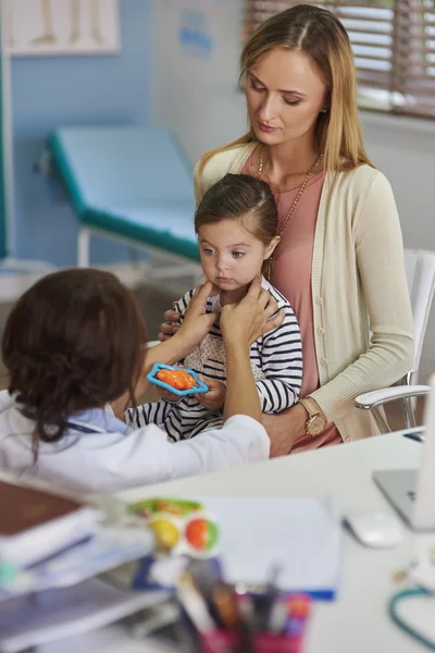 Mor och dotter besöka en läkare — Stockfoto