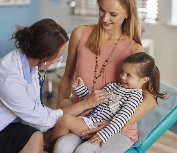 Mor och dotter besöka en läkare — Stockfoto