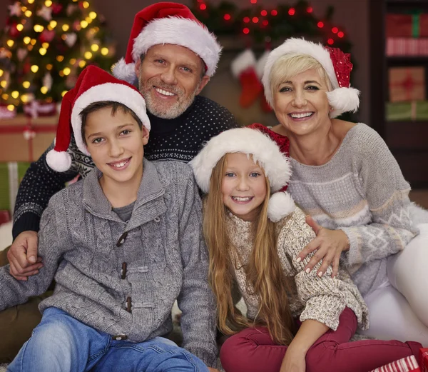 Familia feliz en Navidad — Foto de Stock