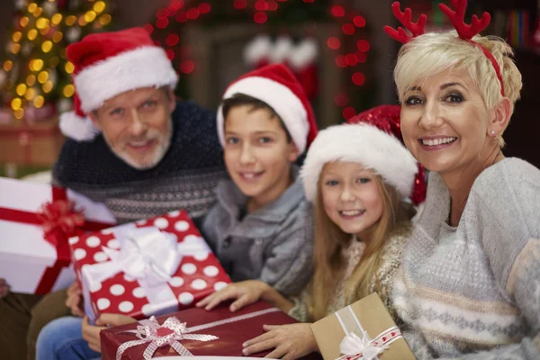 Famiglia felice con regali — Foto Stock