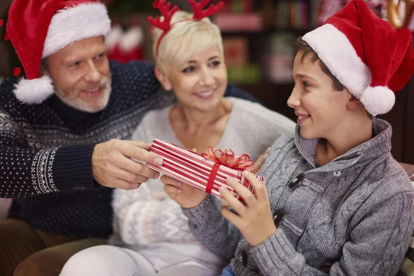 Hediye ile mutlu bir aile — Stok fotoğraf