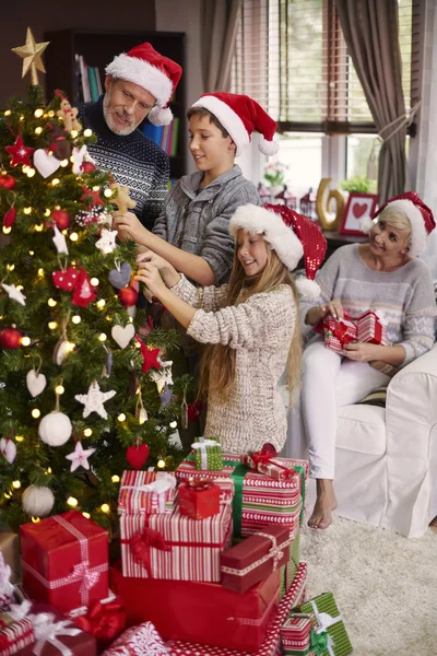 Familia ocupada en el interior del hogar — Foto de Stock