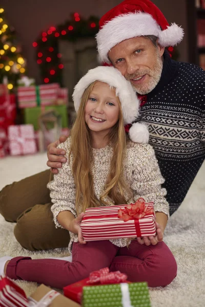 父亲带着女儿在圣诞节 — 图库照片