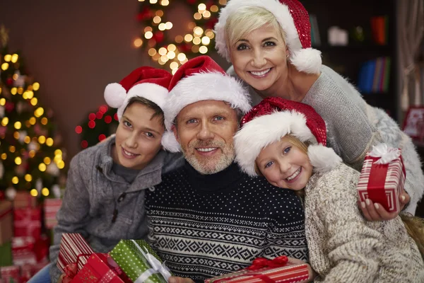 Familia feliz con regalos — Foto de Stock