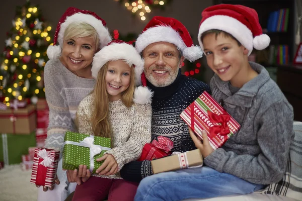 Familia feliz con regalos — Foto de Stock