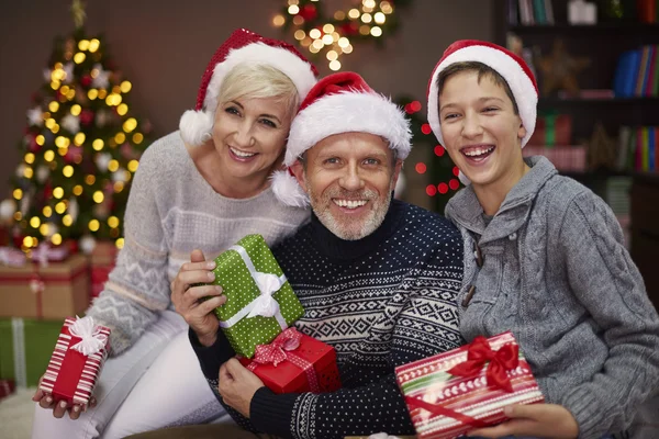 Lycklig familj med presenter — Stockfoto