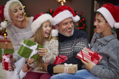 hediye ile mutlu bir aile