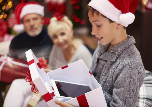 Familia feliz con regalos — Foto de Stock