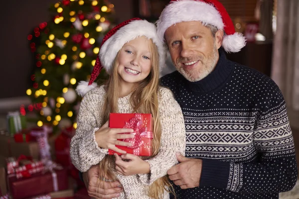 Padre con figlia a Natale — Foto Stock