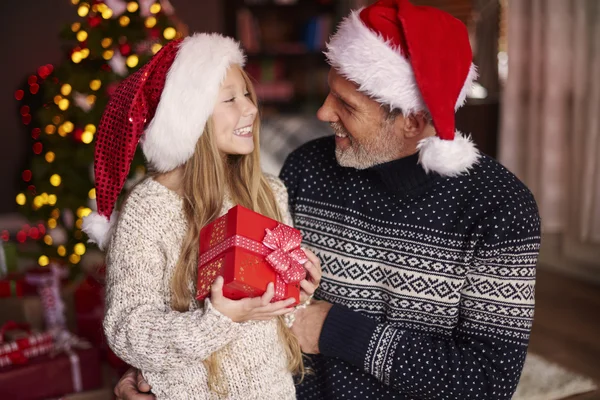 Vater mit Tochter an Weihnachten — Stockfoto