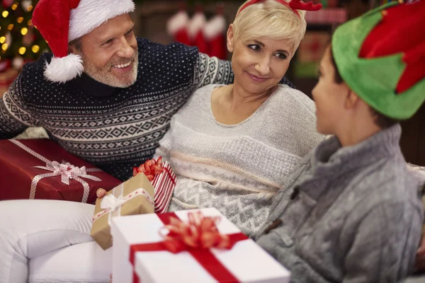 Familia feliz con regalos — Foto de Stock