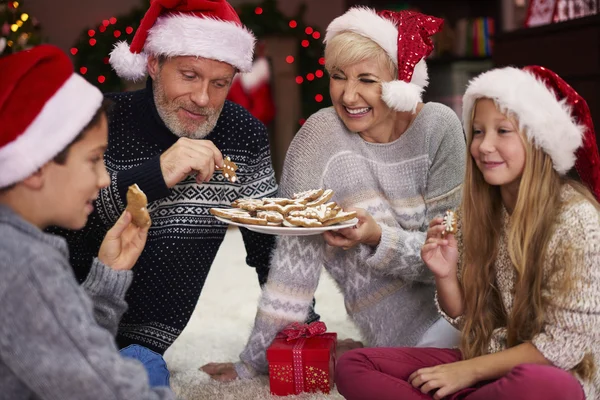 Šťastná rodina s cookies — Stock fotografie