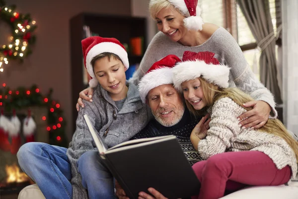 Family reading book — Stock Photo, Image