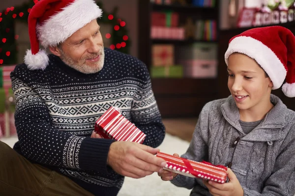 Far med son vid jul — Stockfoto