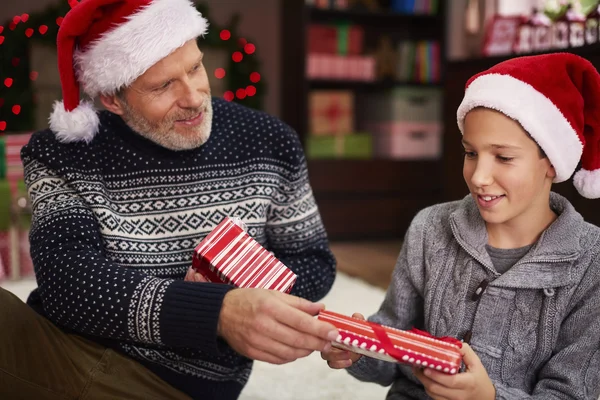 クリスマスに息子と父 — ストック写真