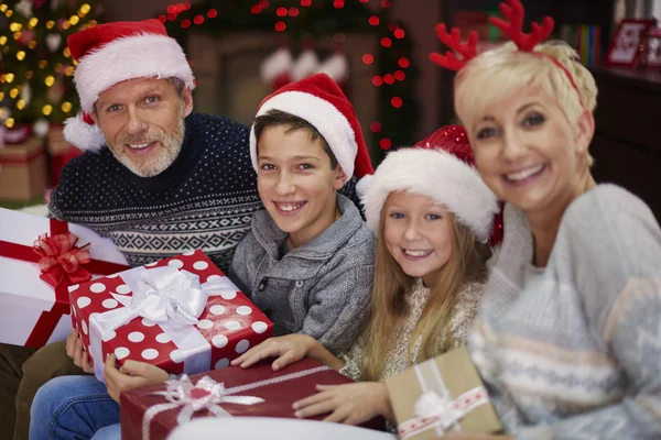 Familia feliz con regalos — Foto de Stock