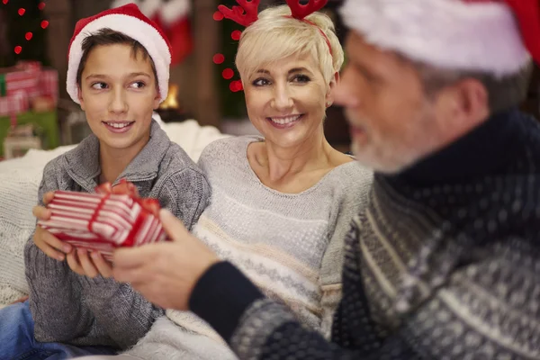 Lycklig familj med presenter — Stockfoto