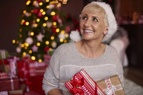 Mujer feliz con regalos — Foto de Stock