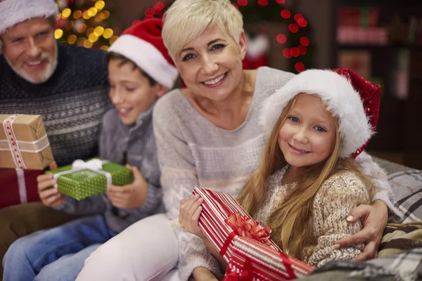 Hediye ile mutlu bir aile — Stok fotoğraf