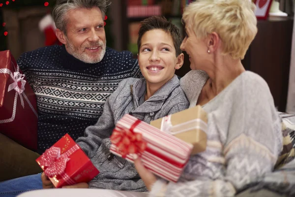 Lycklig familj med presenter — Stockfoto