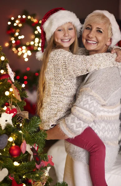 Madre con hija cerca del árbol —  Fotos de Stock