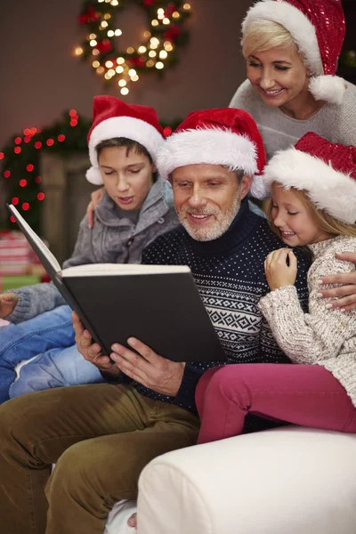 Family reading book — Stock Photo, Image