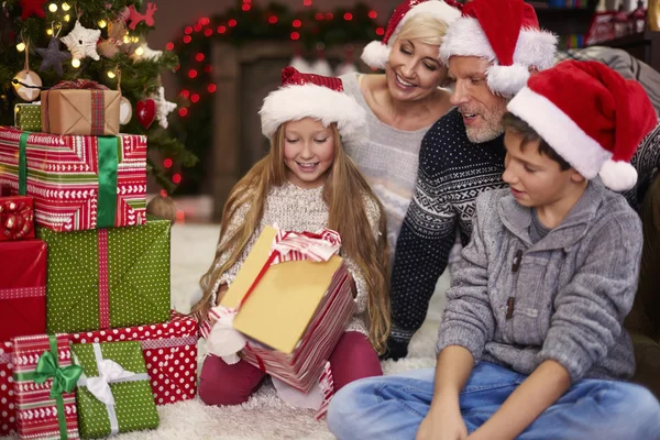 Gelukkige familie met presenteert Rechtenvrije Stockfoto's