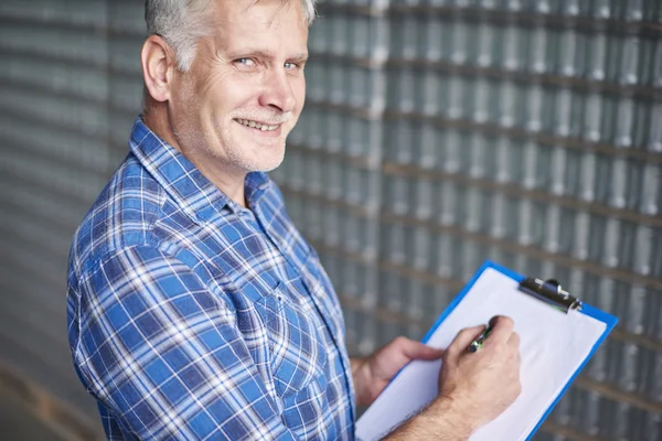 Manual worker working in warehouse — Stock Photo, Image