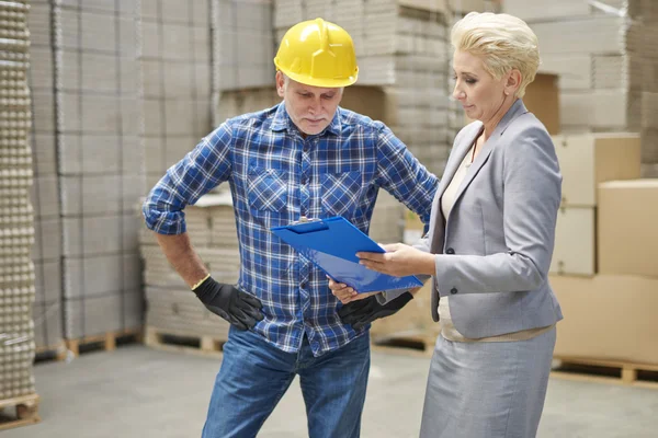 Zakenvrouw en foreman werken — Stockfoto