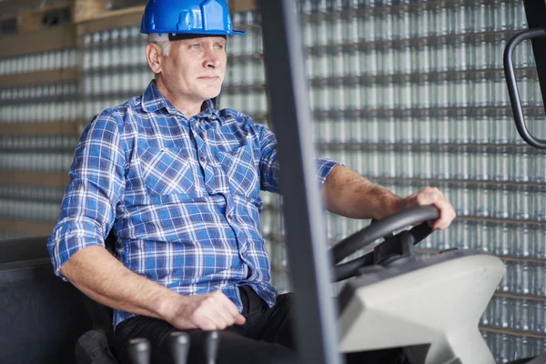 Manual worker working in warehouse — Stock Photo, Image