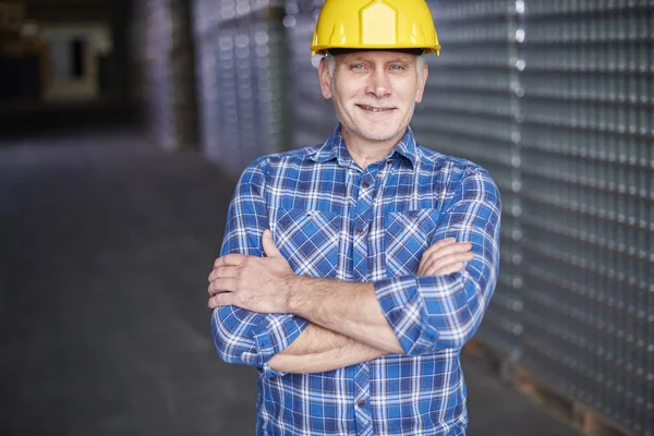 Handarbeider werkzaam in magazijn — Stockfoto