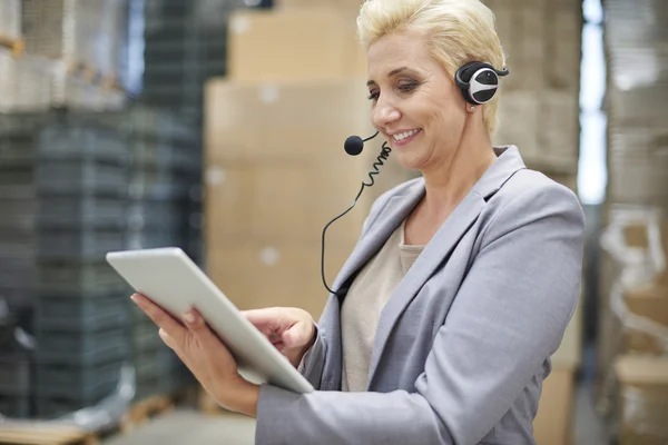 Geschäftsfrau arbeitet im Lager — Stockfoto