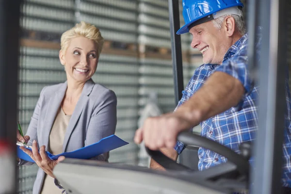 Businesswoman and foreman working — Stock Photo, Image