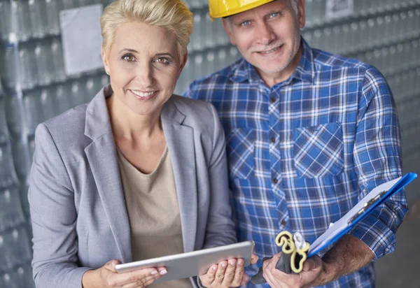 Zakenvrouw en foreman werken — Stockfoto