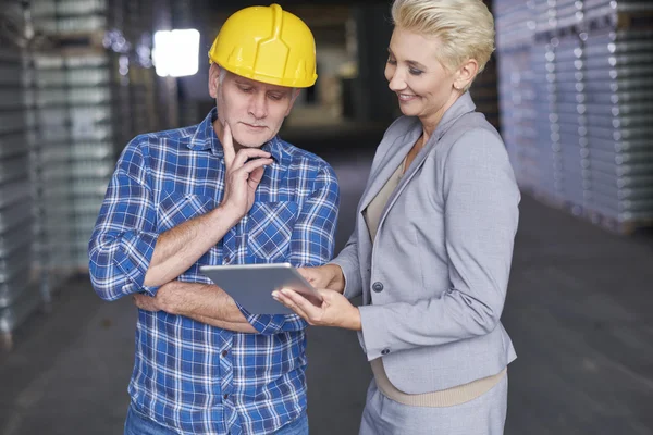 Mujer de negocios y capataz trabajando — Foto de Stock