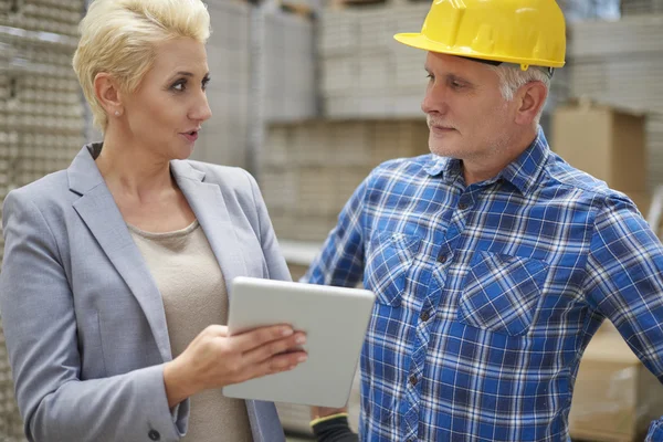 Business woman and foreman working — стоковое фото