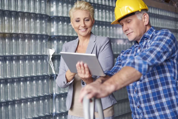 Businesswoman and foreman working — Stock Photo, Image