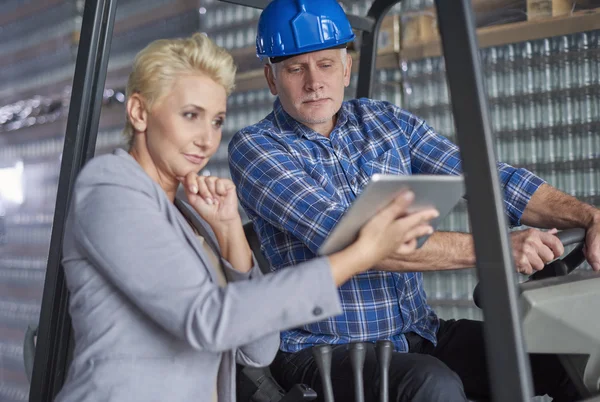 Businesswoman and foreman working — Stock Photo, Image