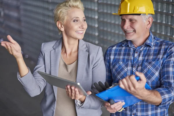 Zakenvrouw en foreman werken — Stockfoto