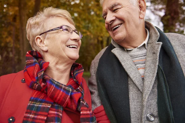 Äldre par promenader i höst skog — Stockfoto