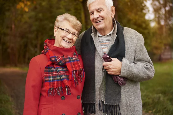 Seniorenpaar spaziert im Herbstwald — Stockfoto