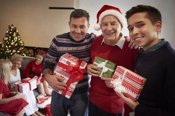 Familia feliz en Navidad — Foto de Stock